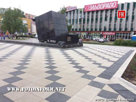 На цей пам’ятник полюбляють сідати та лягати деякі мешканці Кропивницького.